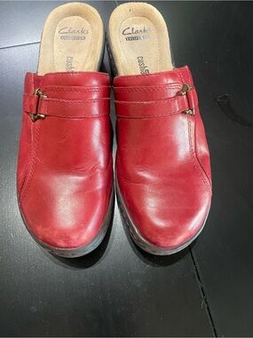 Clarks Collection Red Leather Clogs Mules Cushion Soft Buckle Shoes Womens 7 M